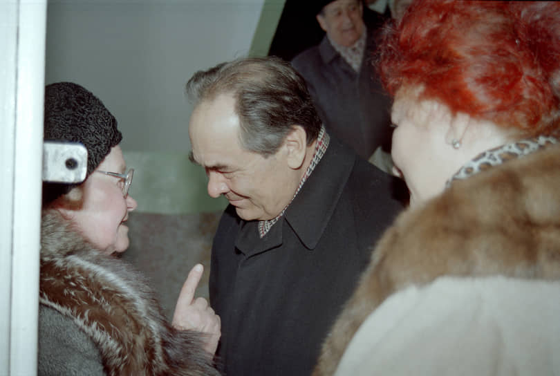 Административную карьеру Минтимер Шаймиев начал в 1967 году, работал инструктором, заместителем заведующего сельскохозяйственным отделом Татарского обкома КПСС. В 1969 году получил пост министра мелиорации и водного хозяйства Татарской АССР. В 1983 году, став секретарем Татарского обкома КПСС, получил должность первого зампреда Совета министров республики. Спустя два года Минтимер Шаймиев возглавил Совет министров, а в 1989 году стал первым секретарем Татарского обкома КПСС 