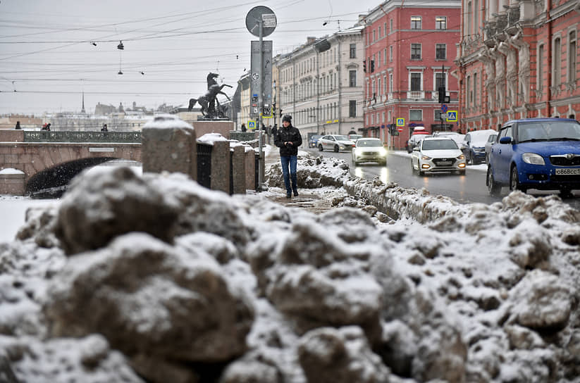 Снежные наледи на тротуаре в районе Аничкова моста