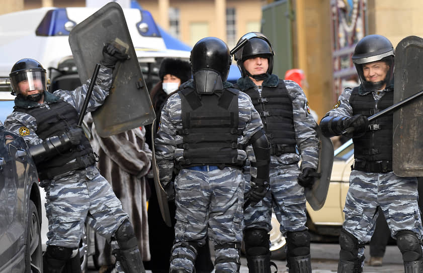 Актеры массовки изображают сотрудников ОМОНа в полной экипировке
