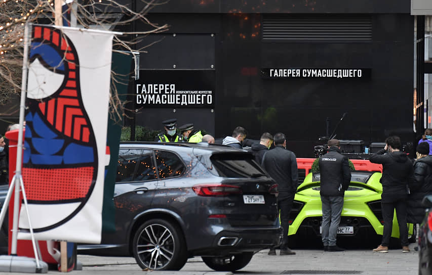 В одном из зданий на площади располагается «Галерея сумасшедшего»