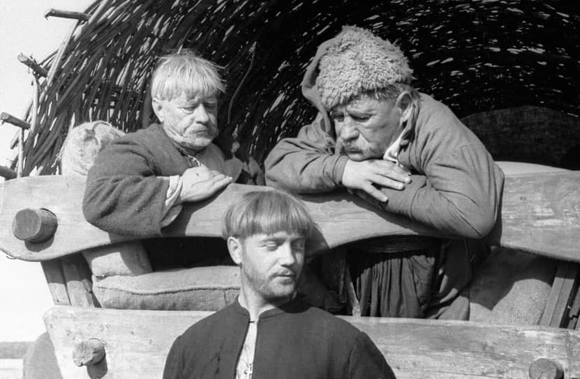 В 1960-1992 годах Леонид Куравлев входил в труппу Театра-студии киноактера (ныне Центр театра и кино под руководством Никиты Михалкова), но набольшую известность получил благодаря кино На фото: Леонид Куравлев (в центре) в роли Хомы Брута в фильме «Вий», 1968 год