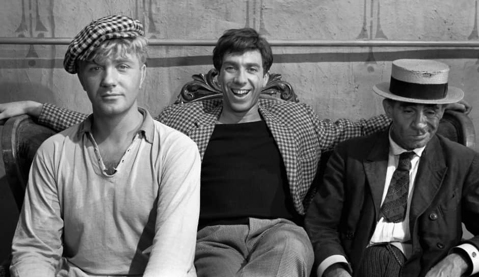Среди его наиболее известных киноработ 1960-х годов: шофер Павел Колокольников в фильме «Живет такой парень» режиссера Василия Шукшина и Шура Балаганов в экранизации романа Ильи Ильфа и Евгения Петрова «Золотой теленок» На фото: Леонид Куравлев с партнерами по фильму Сергеем Юрским и Зиновием Гердтом