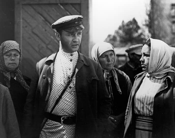 Леонид Куравлев в роли комиссара в фильме «Гори, гори, моя звезда», снятого режиссером Александром Миттой в 1970 году