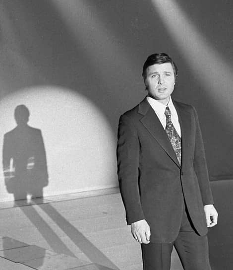 «Пиджак меня прикрывает, в нем я не чувствую себя неловко. А вообще, я больше люблю спортивную одежду» Лещенко Лев Валерьянович родился 1 февраля 1942 года в Москве в семье кадрового военного. Его мать умерла, когда сыну исполнился год. В детстве пел в пионерском хоре, посещал кружок художественного слова, занимался баскетболом