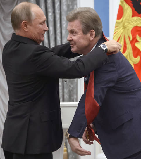 «Я никогда не носил орденов, не собирал грамот и не объявлял себя лауреатом каких-то премий — это удел женщин и наших пафосных артистов. В кабинете у меня висят две фотографии с Путиным. Но я к этому отношусь очень спокойно. Кого еще я могу повесить?» Лев Лещенко — народный артист РСФСР. Полный кавалер ордена «За заслуги перед Отечеством», награжден орденами Почета, Дружбы народов На фото: с президентом России Владимиром Путиным, 2018 год