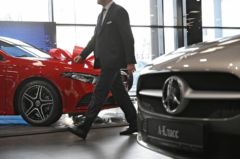Автомобили в салоне Mercedes-Benz 