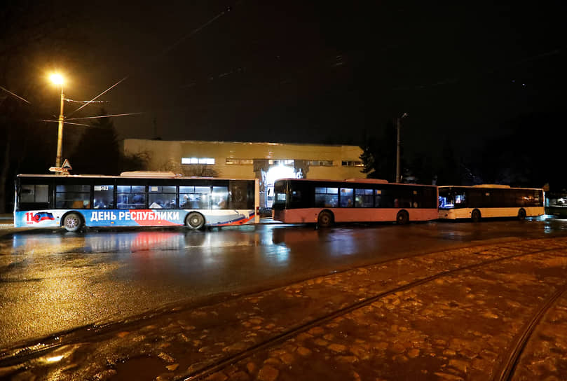 Для эвакуации властями республик были организованы автобусные колонны. По сообщениям СМИ, планируется вывезти около 700 тысяч чепловек — детей, женщин и пожилых людей   