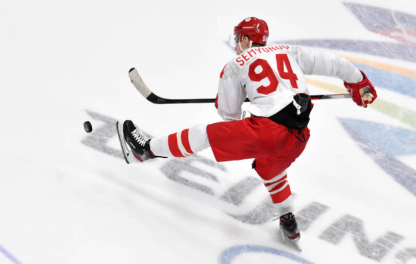 Россиянин Кирилл Семенов ведет шайбу