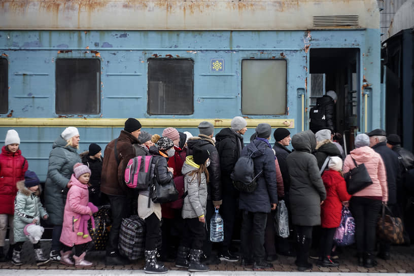 18 февраля власти самопровозглашенных ДНР и ЛНР объявили о массовой эвакуации мирных жителей в Россию На фото: железнодорожный вокзал в Дебальцево