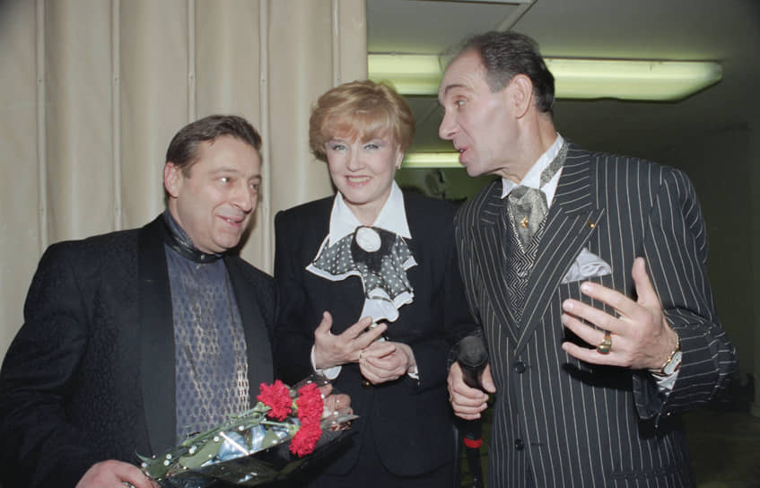 В 1995 году Вера Алентова снялась в фильме «Ширли-Мырли», в котором исполнила сразу четыре роли На фото: c артистами Федором Чеханковым (справа) и Геннадием Хазановым