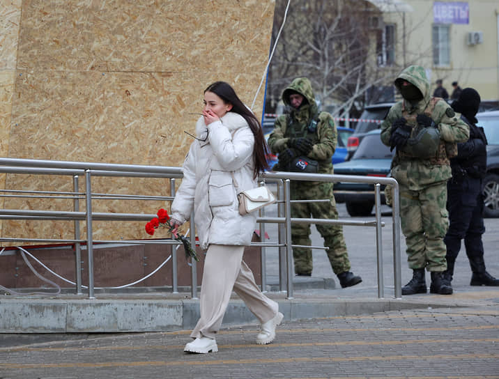 Жители Белгорода несут цветы к мемориалу памяти жертв погибшим в результате обстрела торгового центра