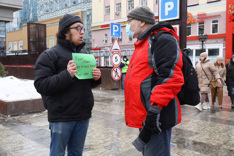 Одиночные антивоенные пикеты в Екатеринбурге 