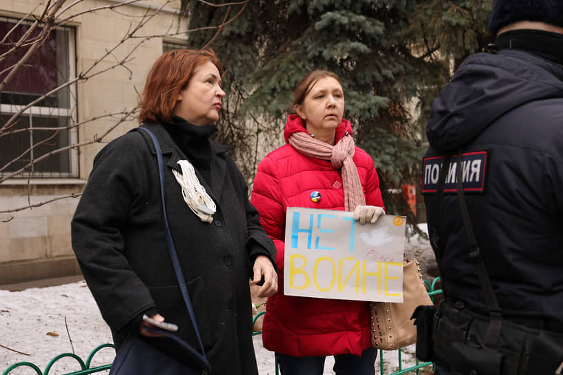 Одиночные антивоенные пикеты у здания посольства Украины в Москве 