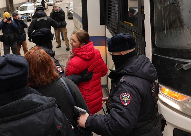 Одиночные антивоенные пикеты у здания посольства Украины в Москве 