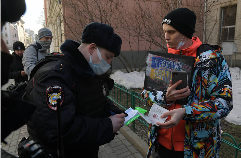 Одиночные пикеты у здания посольства Украины в Москве 