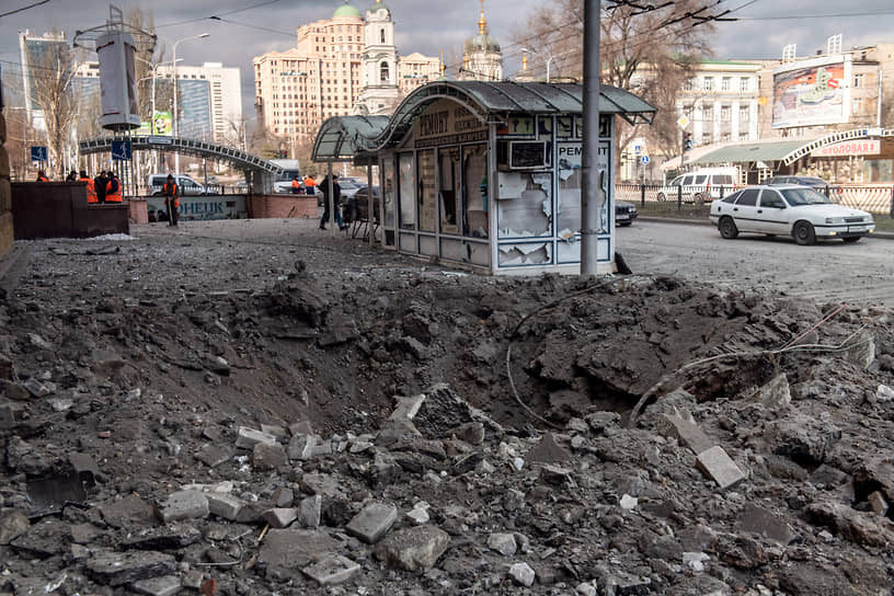 Последствия обстрела центра Донецка