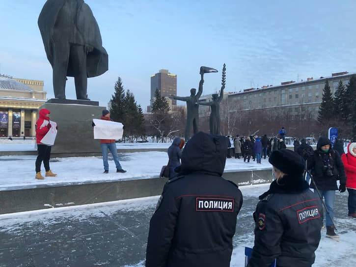 Одиночные антивоенные пикеты в Новосибирске 