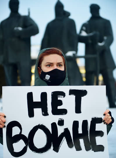 Одиночные пикеты на площади Ленина в Новосибирске 