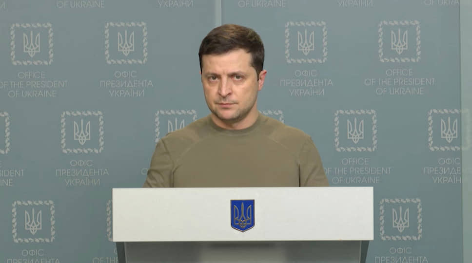 Президент Украины Владимир Зеленский во время брифинга 24 февраля