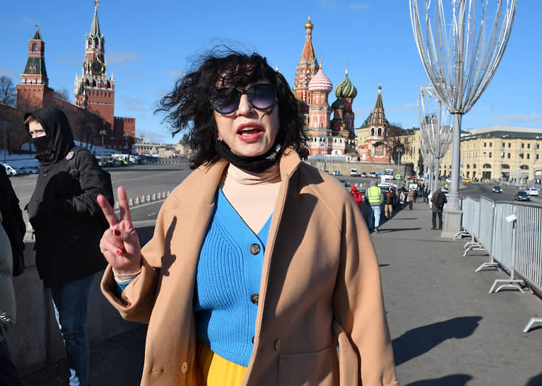 Возложение цветов к месту гибели политика Бориса Немцова в седьмую годовщину его убийства на Большом Москворецком мосту