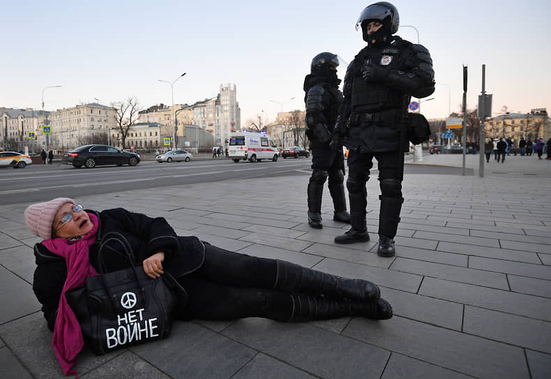 Участница акции на Пушкинской площади в Москве