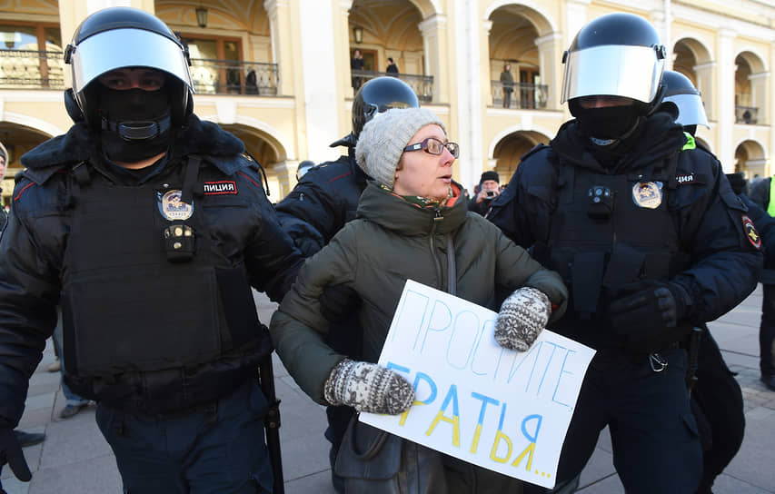 Задержание участницы антивоенной акции в Санкт-Петербурге
