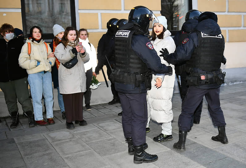Несогласованная акция против специальной военной операции на Украине на Зубовском бульваре в Москве