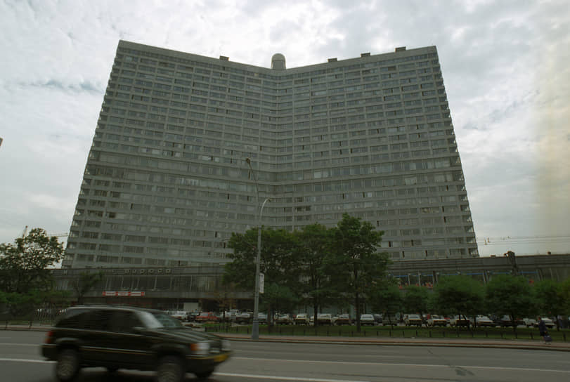 В 1994 году редакция «Эха Москвы» переехала из тесной студии на Никольской улице в просторное помещение на Новом Арбате (на фото). Тогда же радиостанция начала круглосуточное вещание. В 1997 году запустила трансляцию в FM-диапазоне и первым из крупных столичных СМИ открыла собственный интернет-сайт 