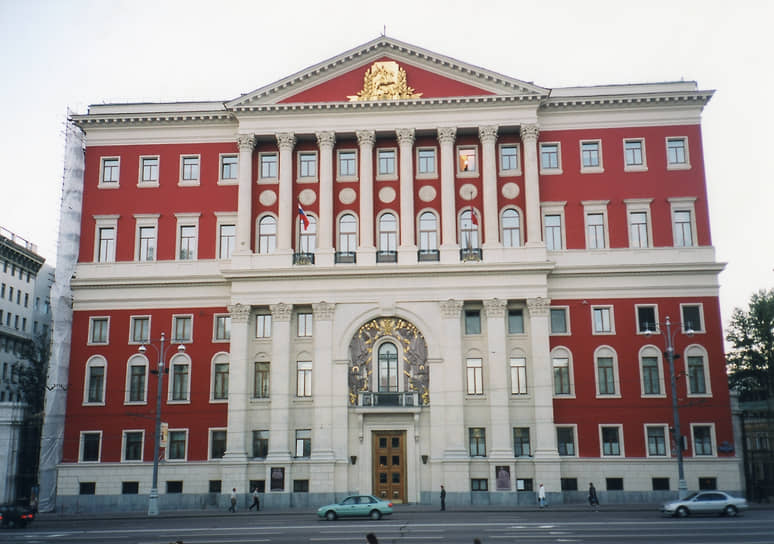 9 августа 1990 года (через неделю после вступления в силу закона СССР «О печати») — Моссовет (на фото) зарегистрировал первую за советскую историю негосударственную, разговорную, новостную радиостанцию «Радио-М». Позже она станет называться радио «Эхо Москвы» 