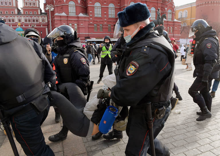 По сообщению МВД, в России задержано 3,5 тыс. участников несанкционированных акций На фото: сотрудники полиции задерживают участника протестной акции на Манежной площади в Москве
