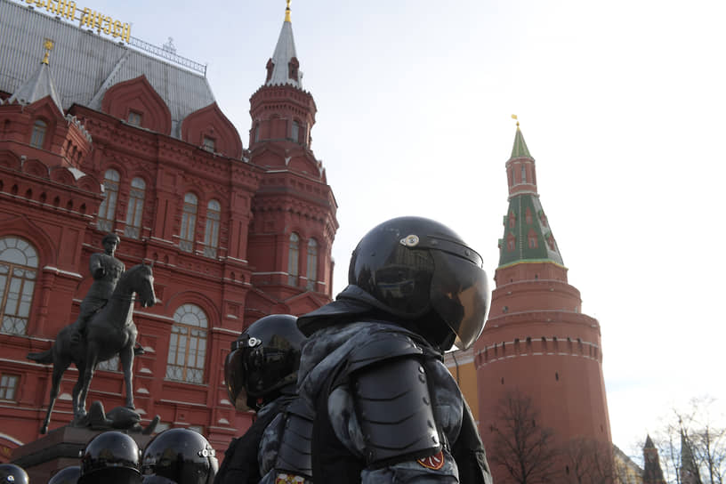 Сотрудники полиции в оцеплении на Манежной площади
