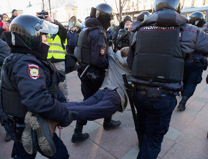 Антивоенная акция протеста у Гостиного двора 27 февраля