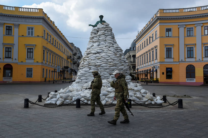 Памятник Дюку Ришелье в Одессе, обложенный мешками с песком