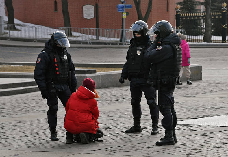 Сотрудники полиции задерживают участников акции на Манежной площади в Москве