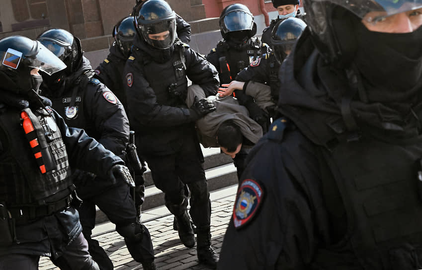 Сотрудники полиции задерживают участников акции на Манежной площади