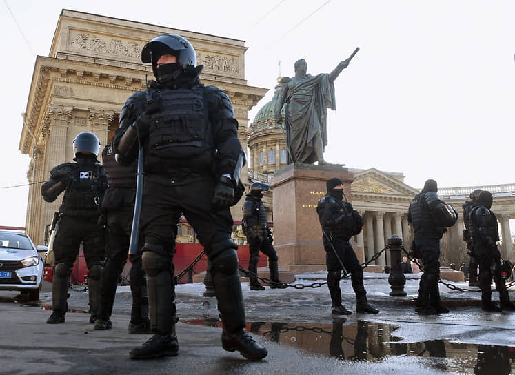 Сотрудники полиции патрулируют место проведения акции в Санкт-Петербурге