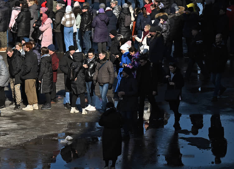 Очередь на митинг-концерт в спортивной арене «Лужники» в Москве