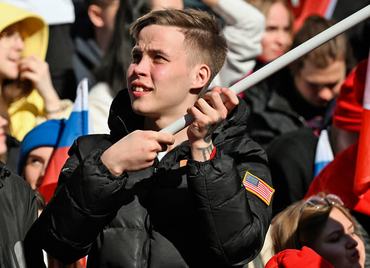 Зрители на митинге-концерте в «Лужниках»