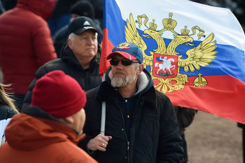 Люди на акции в Севастополе