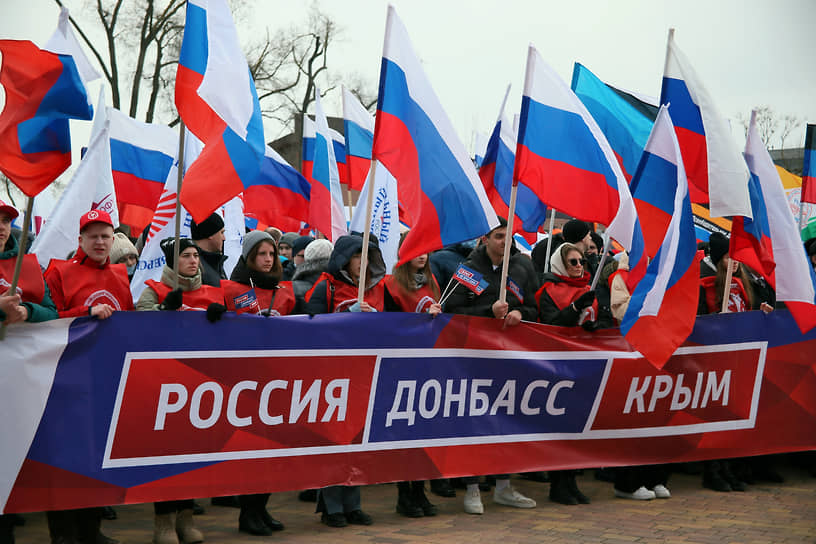 Люди на митинге-концерте в парке Левобережный в Ростове-на-Дону