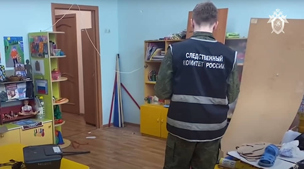 Сотрудник СКР в красноярском детском саде №31