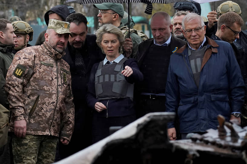 Урсула фон дер Ляйен, Жозеп Боррель и премьер Украины Денис Шмыгаль по время посещения Бучи 