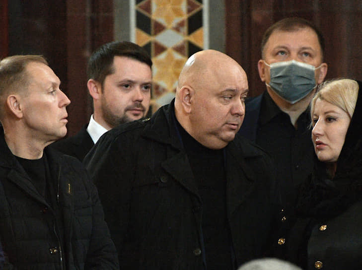 Владимира Жириновского провожали в последний путь его однопартийцы — первый зампредседателя комитета Госдумы по безопасности и противодействию коррупции Андрей Луговой (слева), члены ЛДПР Сергей Маринин (в центре) и Елена Строкова