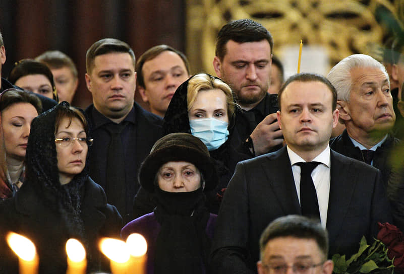 Попрощаться с политиком пришли зампредседателя Госдумы Ирина Яровая (в центре) и руководитель фракции «Единая Россия» Владимир Васильев (справа)