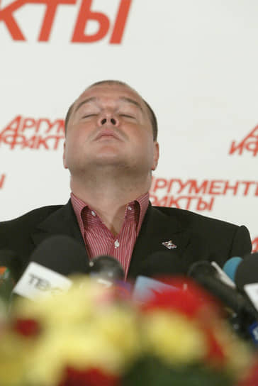 В мае 2002 года владельцем и президентом «Спартака» стал Андрей Червиченко (на фото). В 2003 году главный тренер красно-белых Олег Романцев заявил, что глава клуба уделяет команде слишком мало времени. За это совет директоров вынес вотум недоверия наставнику «Спартака», а затем он был уволен. После чего в клубе начался массовый приход легионеров и частые отставки тренеров. Фанатам новый владелец пришелся не по вкусу, на одном из матчей они вывесили баннер с надписью: «Чемодан — вокзал — Ростов» (Андрей Червиченко родился в Ростове-на-Дону — прим. «Ъ»)
