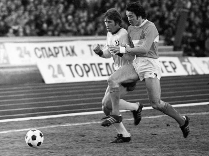 В 1976 году «Спартак» вылетел из высшей лиги в первую. В следующем сезоне красно-белые за два тура до конца обеспечили себе лидерство в первой лиге, благодаря чему смогли вернуться в элитный дивизион На фото: футболист московского «Спартака» Валерий Гладилин (справа) и игрок киевского «Динамо» Вячеслав Кочубинский