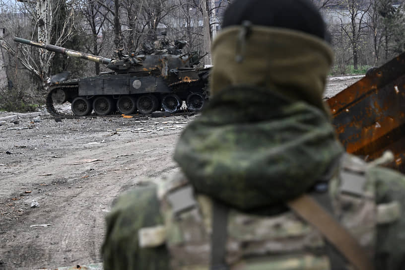 Поврежденная военная техника на улице в Кальмиусском районе Мариуполя 