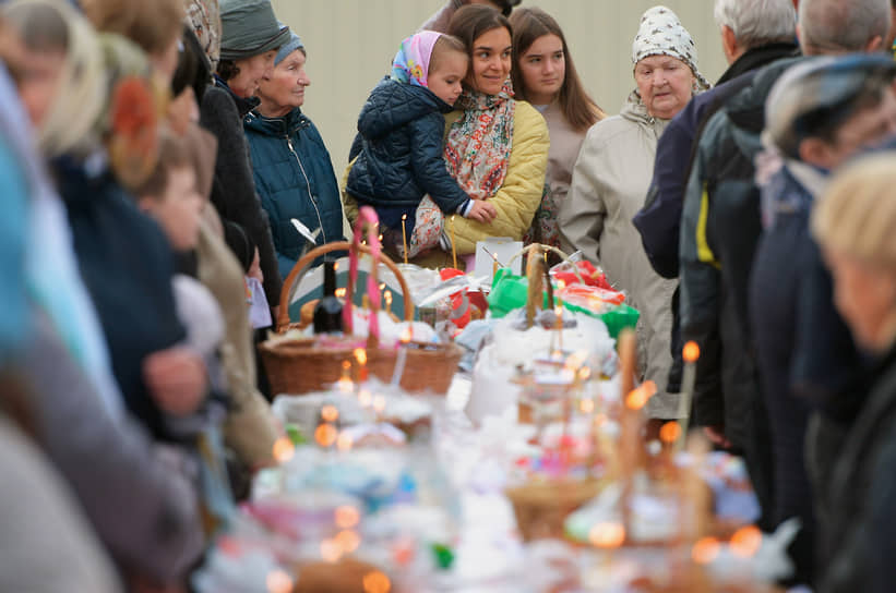 Освящение куличей и яиц в канун Пасхи в храме преподобного Сергия Радонежского в Солнцево 
