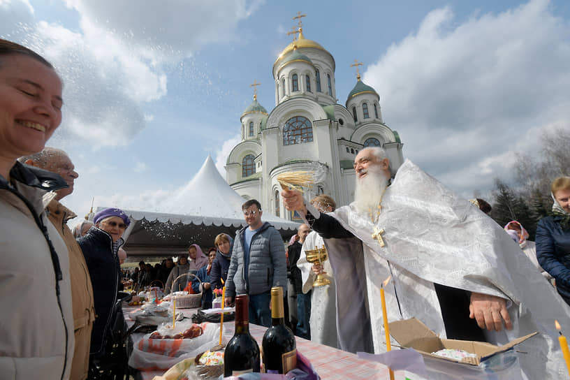 Освящение куличей и яиц в канун Пасхи в храме преподобного Сергия Радонежского в Солнцево 
