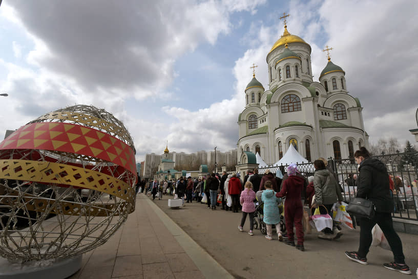 Освящение куличей и яиц в канун Пасхи в храме преподобного Сергия Радонежского в Солнцево 
